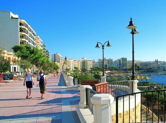 Spacious Apartment Steps To The Promenade สลีมา ภายนอก รูปภาพ